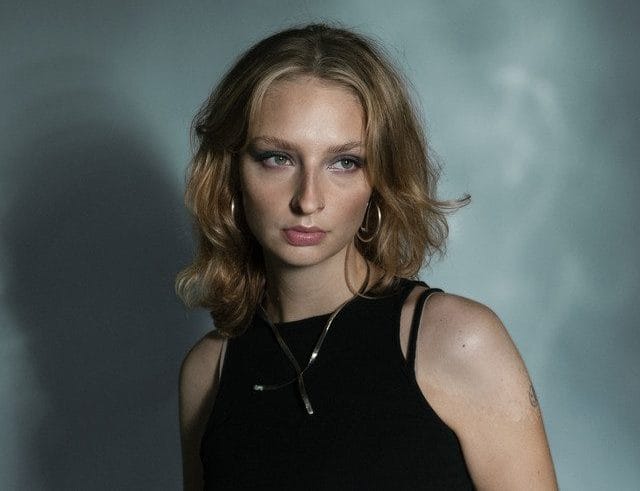 Swan Soars with Debut EP ‘Underneath My Façade’ (3)