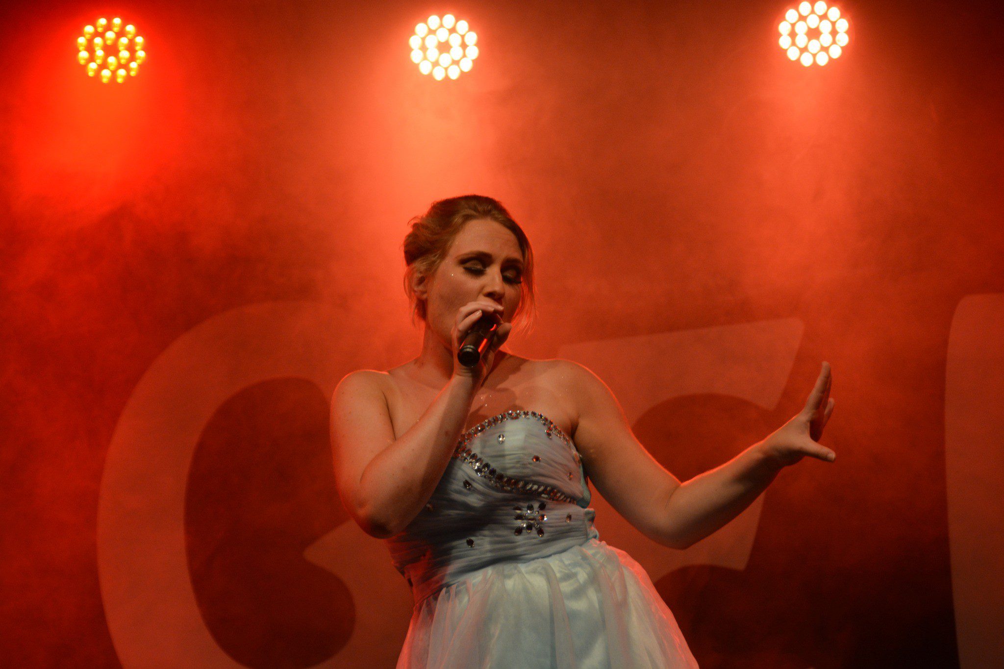 Victoria Simmonds Drops An Incredible Rock Pop Single Titled 'Last Dance in the Rain'