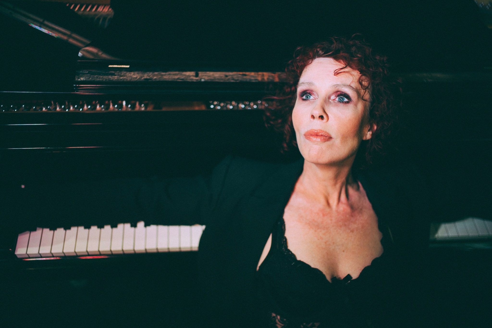 Fiona Ross's 'Thoughts, Conversations, And To-Do Lists' An Intimate Dive Into The Mundane and Magnificent