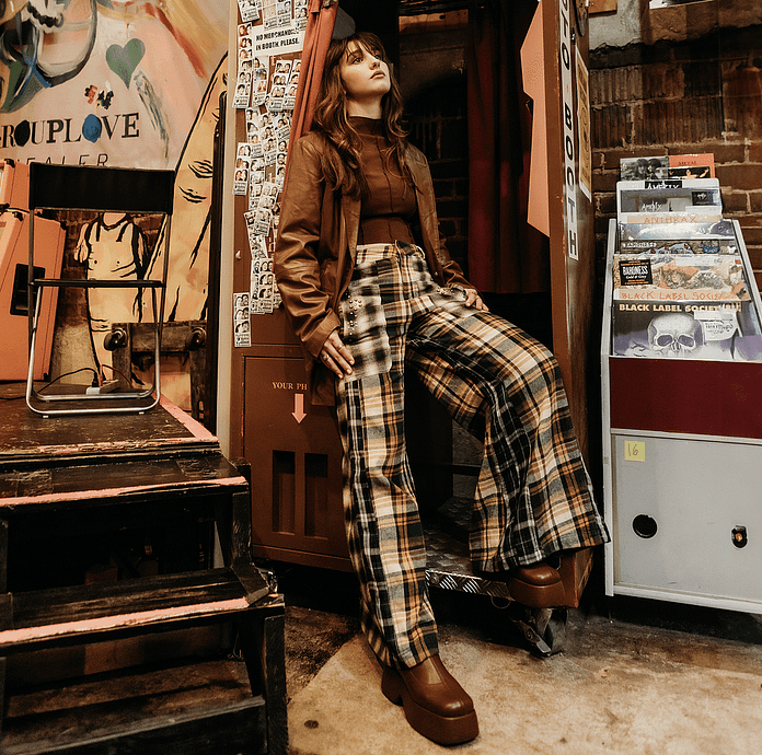 Ellakate's Dry - A Riveting Dive into Alt-Pop's Emotional Reservoir